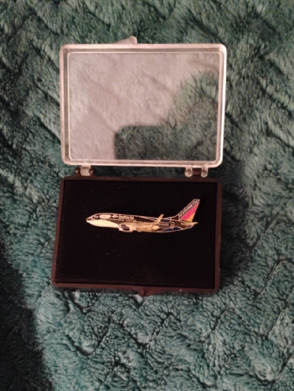 Enamel Pin Collab Sea World/Southwest Airlines